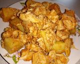 Hagymás csirkekockák héjában főtt burgonyával - egytál recept fázis 4 fotója