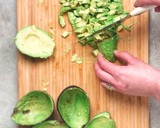 Foto del paso 1 de la receta: Aguacates rellenos de atún. 4 ingredientes
