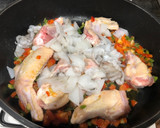 Foto del paso 3 de la receta: Paella de gamba roja pollo y sepia
