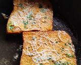 चीझ गार्लिक ऑम्लेट टोस्ट (Omelette toast recipe in Marathi) रेसिपी स्टेप 6 फोटो 