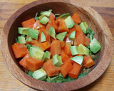 Foto del paso 2 de la receta: Ensalada de papaya con aguacate