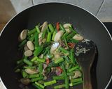 Foto langkah ke 5 dari resep Oseng Sosis Bunga Bawang.