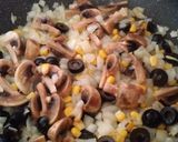Foto del paso 2 de la receta: Macarrones de espelta con maíz, champiñones y oliva negra