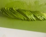 Foto del paso 4 de la receta: Tortita de queso con aguacate