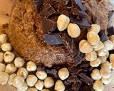 Une image de l'étape 3 de Cookies à la purée de noisettes, chocolat noir à la fleur de sel Omie et noisettes entières grillées.