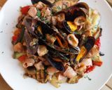 Foto del paso 7 de la receta: Calamar troceado en salsa con mejillones y base de verduras a la brasa