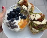 Foto del paso 3 de la receta Desayuno completo con tostada de aguacate y yogur con arándanos