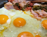Foto del paso 4 de la receta: Huevos rotos con grelos