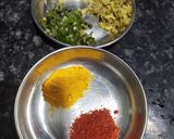 A picture of step 6 of Baingan bharta with spring onion.
