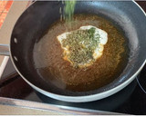 Foto del paso 4 de la receta: Chuletas de cerdo con crema de quesitos