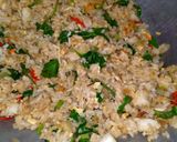 Foto langkah ke 4 dari resep Nasi goreng kemangi.