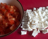 Foto del paso 1 de la receta: Brunch de ensalada de tomate y queso y revuelto de calabacín