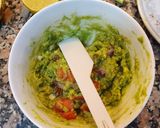 Foto del paso 1 de la receta: Tostada con guacamole y huevo
