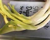 Une image de l'étape 1 de Nids de jeunes poireaux sauce cornichons oignons.