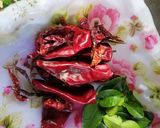 Gambar langkah 1 resipi Homemade Tom Yum paste.