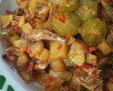 Foto langkah ke 2 dari resep Sambal Kentang Ikan Asin.