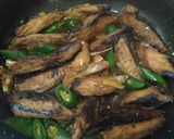 Foto langkah ke 3 dari resep Tumis Tongkol Cabe Hijau.