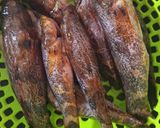 Hình bước làm 1 của món Cá bống kho tiêu