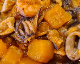 Foto del paso 5 de la receta: Chipirones guisados con calabaza, setas y gambas