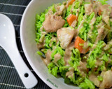 Foto del paso 7 de la receta: Arroz verde salteado con pollo y salsa de loto