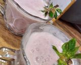 A picture of step 2 of Strawberry creamy smoothie.