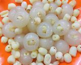 Hình bước làm 2 của món Chè nhãn lồng hạt sen