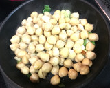 Foto del paso 3 de la receta: Garbanzos tostados con huevos a la tapa