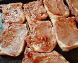 Foto del paso 2 de la receta: Costeletas de cerdo a la barbacoa c/ ensalada de manzana