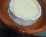 Foto del paso 2 de la receta: Queso camembert fundido con miel, pistachos y nueces