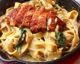 A picture of step 9 of Chicken fettuccine pasta in white sauce.