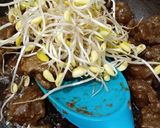 Foto langkah ke 5 dari resep Oseng Daging Sapi Kecambah Saus Lada Hitam.