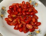 Une image de l'étape 3 de Salade de tomates cerises bicolores à la mozzarella, persil et crème de balsamique.