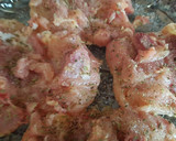Foto del paso 1 de la receta: Contramuslos de pollo rellenos de dátiles y jamón serrano