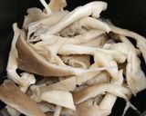 A picture of step 2 of Stir fry triple mushrooms.