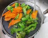 Foto langkah ke 2 dari resep Cah brokoli wortel bawang putih (Tips agar Brokoli Hijau Segar).