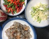 รูปขั้นตอนการทำที่ 2 ของ กุ้งผัดพริก