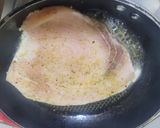 Foto del paso 2 de la receta: Filete de pescado salteado con pimiento, sobre lecho de tomato y lechuga