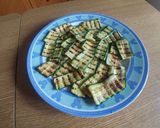 Foto del passaggio 2 della ricetta "Insalata" con tonno, feta e verdure grigliate