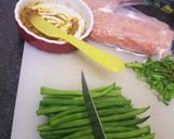 A picture of step 3 of Pan fried salmon with green beans and sauce.