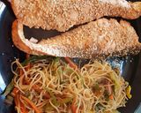 Foto del paso 5 de la receta: Salmón con soja, sésamo y fideos salteados con verduras