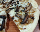 Foto del paso 7 de la receta: Pizza de cebolla y champiñones