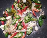 Foto langkah ke 2 dari resep Ikan bumbu iris.