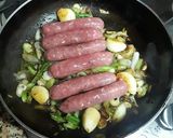 Foto del paso 5 de la receta Salchichas de pollo con con cebolletas tiernas y ajos confitados