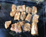 Une image de l'étape 5 de Travers de porc marinés sucrés salés grillés à la plancha.