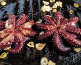 Foto del paso 1 de la receta: Pulpo a la plancha sobre tortilla de🍤langostinos...!