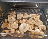 Foto del paso 2 de la receta: Chips de manzana con Tajín en freidora de aire