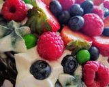 Foto del passaggio 5 della ricetta Torta pan di Spagna alla vaniglia, crema al cioccolato e frutta