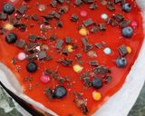Foto del passaggio 16 della ricetta Cheesecake alla salsa di fragole mirtilli e cioccolato fondente
