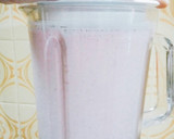 Foto del paso 3 de la receta: Licuado de frutilla 🍓con leche 🍶