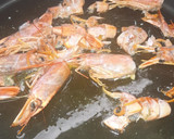 Foto del paso 3 de la receta: Salmón en salsa de gambas con angurinhas